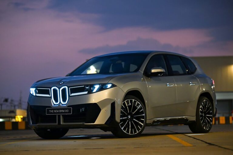 บีเอ็มดับเบิลยู เปิดตัว iX3 50 xDrive M Sport ใหม่ ยานยนต์ SAV ไฟฟ้ารุ่นแรกจากเจเนอเรชั่น Neue Klasse ที่จะมาพลิกโฉมอนาคตแห่งการขับขี่ด้วยราคา 3.599 ลบ.