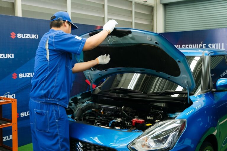 ซูซูกิ ตั้งศูนย์ “SUZUKI FLOOD CARE CENTER” เพื่อให้คำแนะนำการดูแลรถยนต์ที่ได้รับผลกระทบ พร้อมประสานงานร่วมกับศูนย์บริการในพื้นที่ ให้ลูกค้าได้รับการดูแลอย่างรวดเร็ว